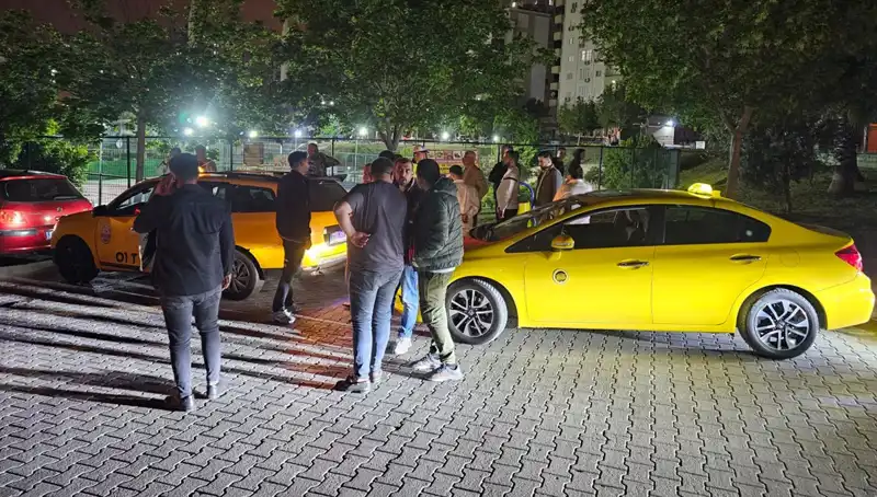 Adana'da Taksiciye Korsan Taksi Dayak Olunca Sokaklar Karıştı