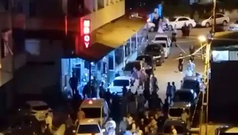 Düğün Sonrası Şok Olay: Kalabalığın İçine Araba Daldı!