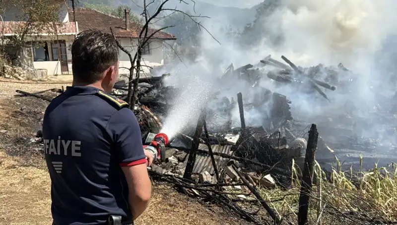 Evde Çıkan Yangın Ormanlık Alana Sıçradı, Ekipler Seferber Oldu