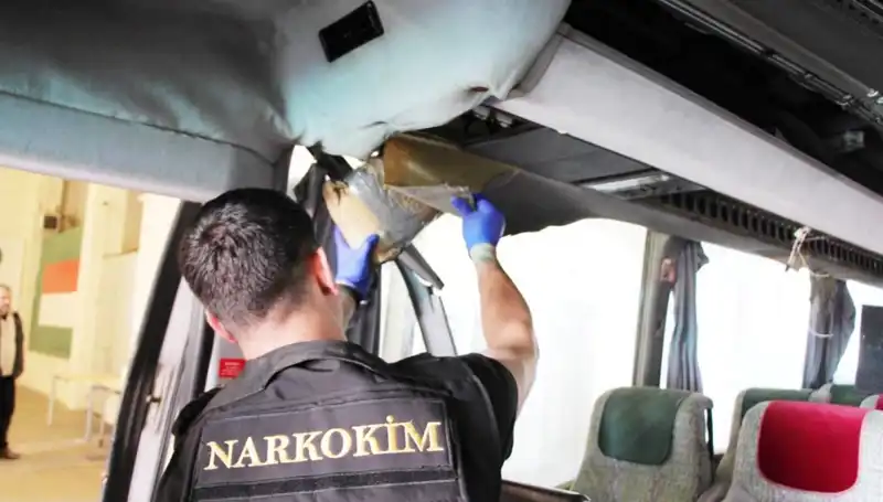 Sınırdan Geçen Otobüste Yakalanan 77 Kilo Uyuşturucu Olayı