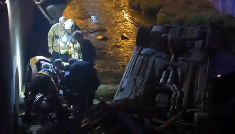 Sürücü Kaza Sonrası Kaçtı, Yaralı İtfaiye Ekipleri Tarafından Kurtarıldı