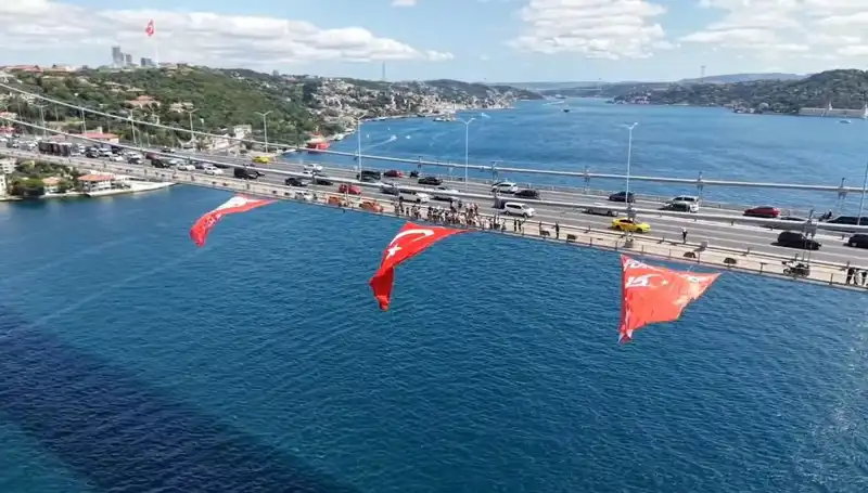 Türkiye'nin İkisini Bir Araya Getiren Dev Türk Bayrağı Köprüye Asıldı