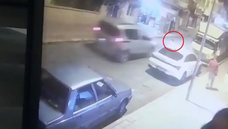Yola Aniden Fırlayan Çocuğa Ticari Araç Çarptı: Korku Dolu Anlar