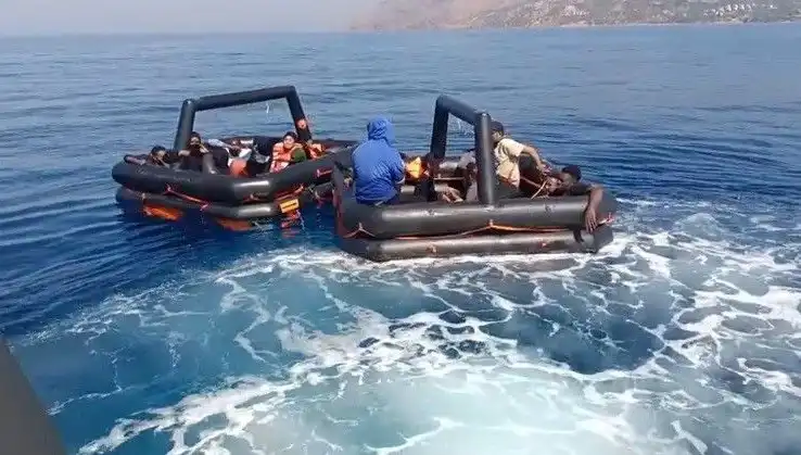 Ayvacık'ta Yürekleri Alev Alev Yakan Olay: 19 Kaçak Göçmen Kurtarıldı!