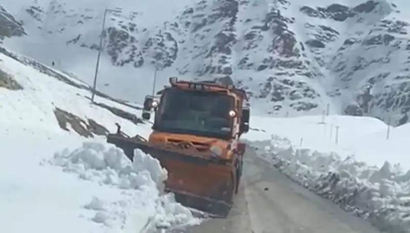 Karla Kaplı Yol, Beş Ay Sonra Nihayet Yeniden Açıldı