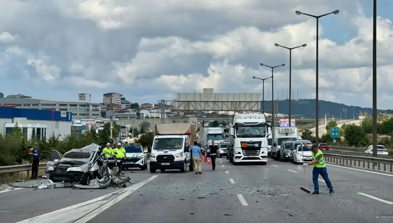 Otoyolda Korkunç Kaza: Üç Kişi Sıkıştı, Kurtarma Operasyonu Başladı