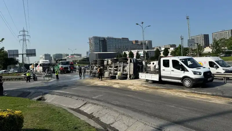 D-100 Yan Yolda Betondan Yoğun Kaza: Mikser Devrildi, Trafik Felç Oldu