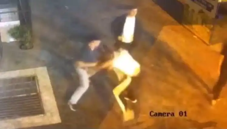İstanbul Sokaklarında Gerçekleşen Şok Edici Tekmeli Yumruklu Kavga!