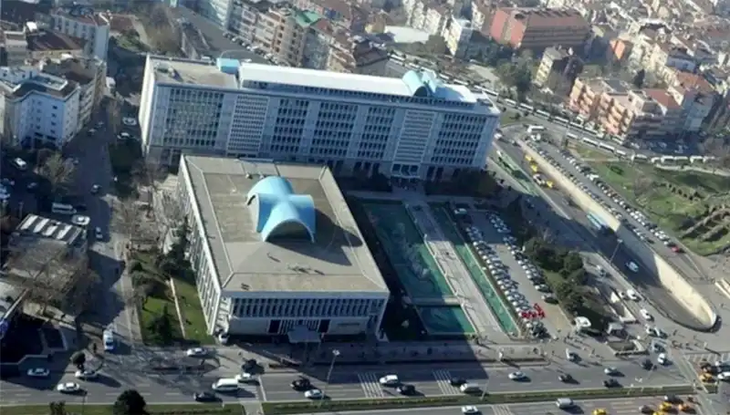 İBB Yolsuzluk Soruşturması: Şüpheliler Adliyeye Sevk Edildi, Kamuoyunda Şok Etkisi Yarattı
