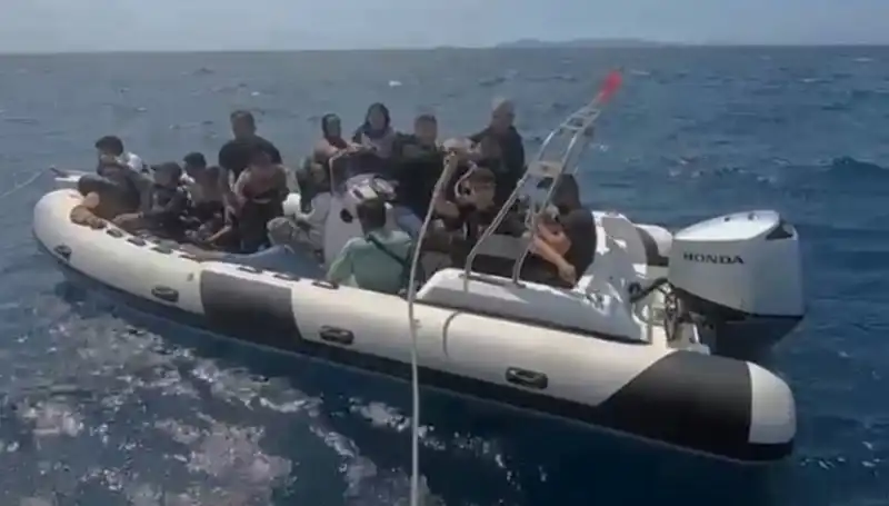 Düşmüş Botta Yaşam Savaşını Veren 15 Göçmen Kurtarıldı