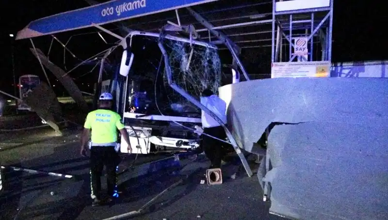 Otobüs Oto Yıkama Alanına Daldı: 8 Kişi Yaralandı, Olayın Detayları Şok Edici!