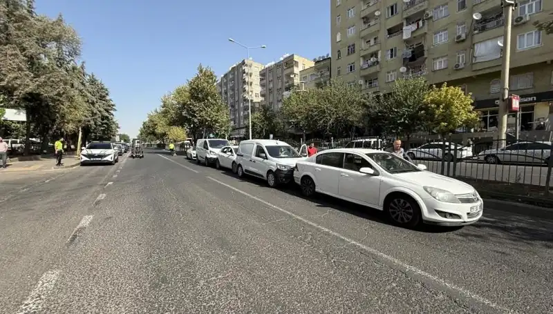 Diyarbakır’da Üst Üste Kaza: 5 Araç Birbirine Girdi