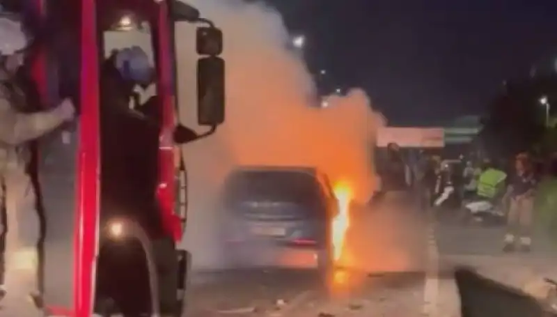 Otoyolda Bariyerlere Çarpan Araç Kısa Sürede Alev Alev Yandı