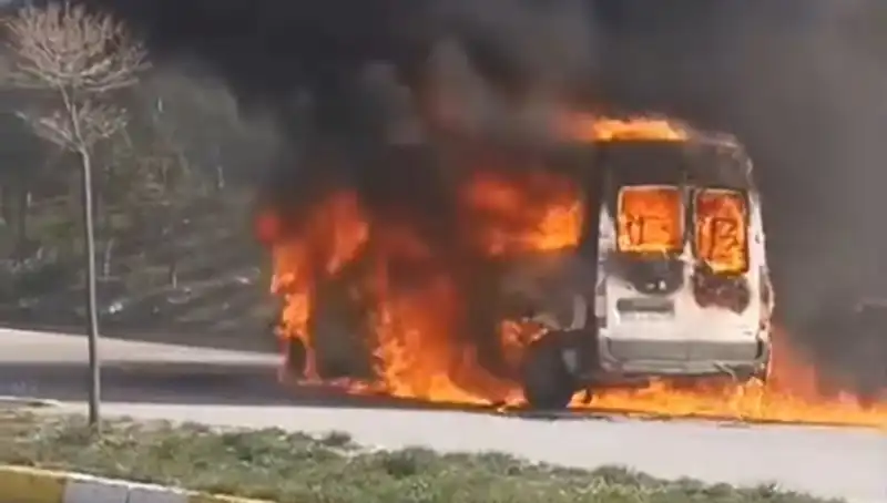 Havalimanında Yangın Paniği: Personel Servisi Alev Alev Yandı