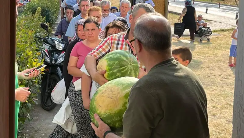 Tarımda Yeni Dönem: Tarlalarda Hasat Ve Ürünlerini Bedava Dağıttılar