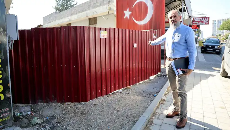 Tapulu Arazim Diyerek Caddeyi Kapatı, Mahalleli Şaşkın!
