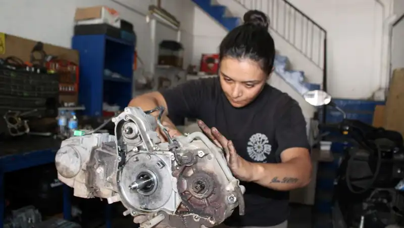 Eşi Çırak Bulamıyordu, 33 Yaşındaki Hayriye Şimdi Motor Ustası!