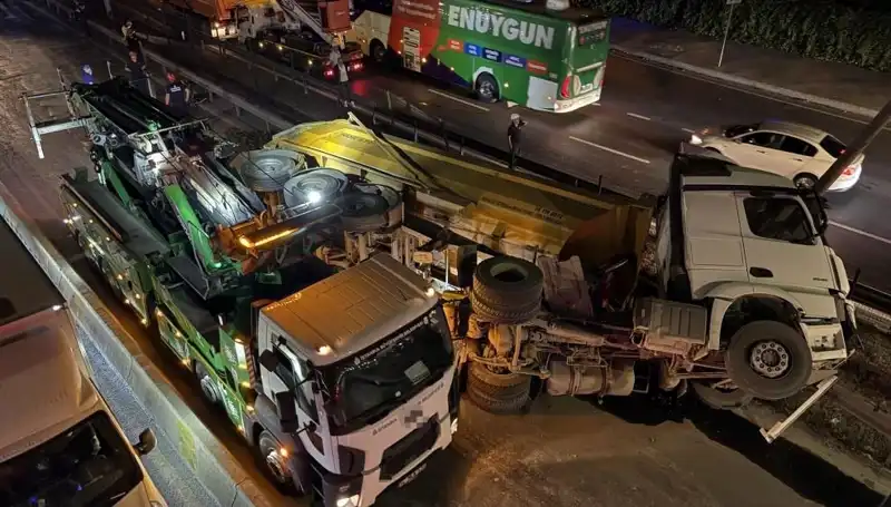 Moloz Yüklü Hafriyat Kamyonu Devrildi: İhmal mi Yoksa Kaza mı?