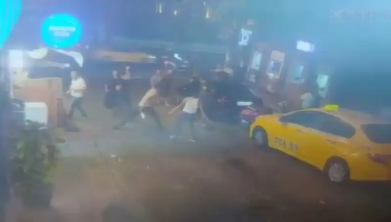 Beyoğlu’nda Laf Atma Kavgasında Kan Aktı, Olay Yerinde Neler Yaşandı?