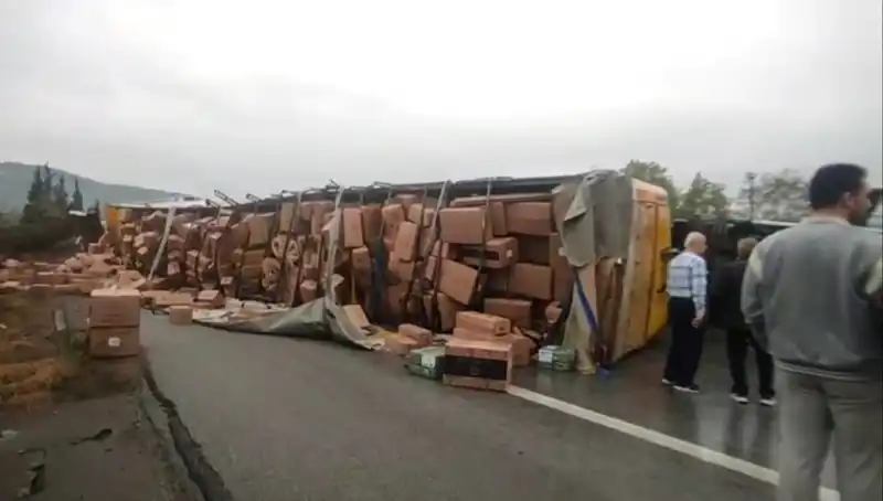 Ankara'ya Giden TEM Otoyolunda TIR Devrildi: Trafik Tamamen Durdu