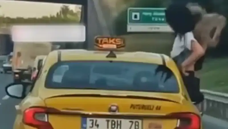 TEM Otoyolu'nda Taksiden Sarkan Gençlerin Şok Eden Anları