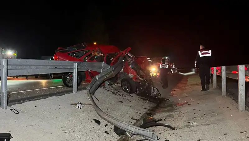 Bariyerlere Çarpan Otomobilde Tüyler Ürperten Kaza: İki Kişi Hayatını Kaybetti