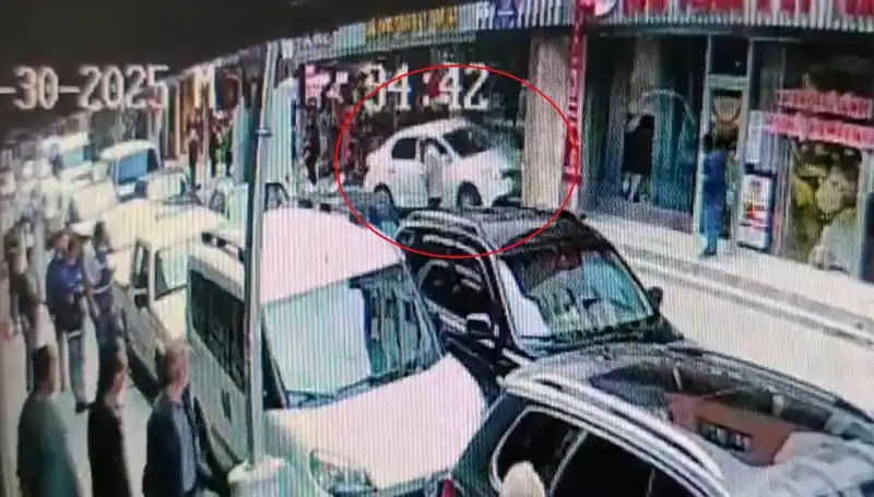 Alkollü Sürücü Mağaza Dükkanına Daldı: İki Çocuk Son Anda Kurtuldu
