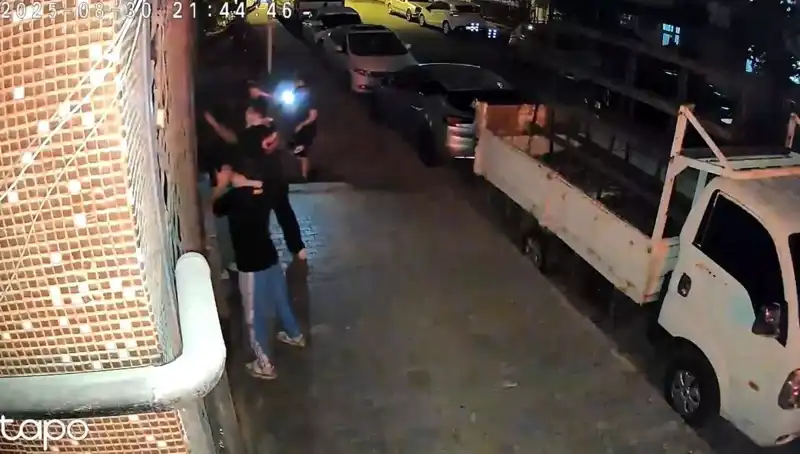 Sosyal Medyada Şok Eden Olay: Etek Giydirilen Gençlere Saldırı!