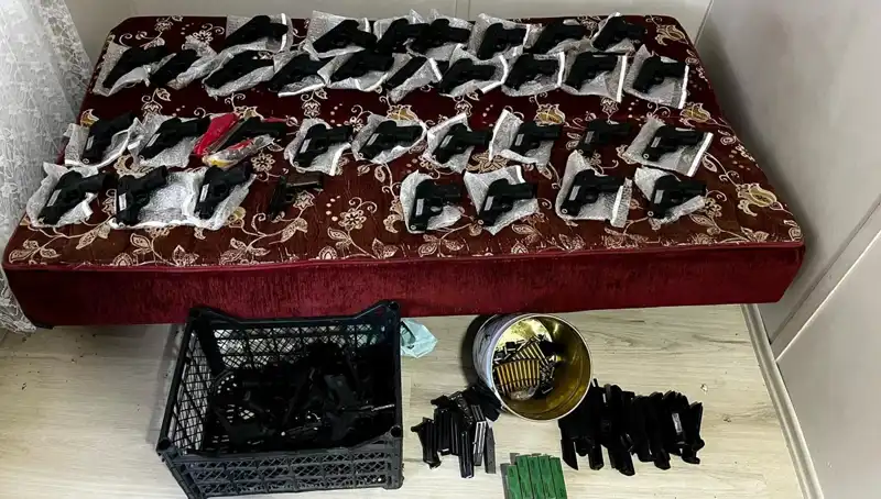 Gaziantep'te Tarihi El Bombası ve 45 Silah Ele Geçirildi!