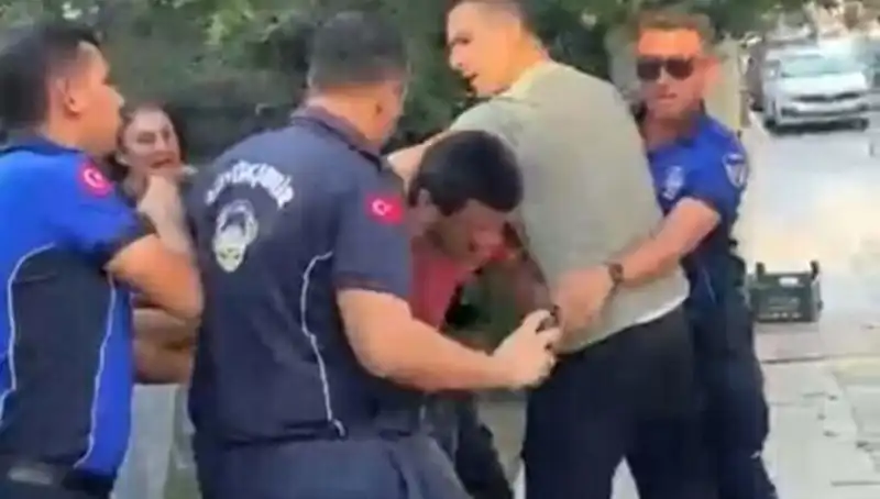 Sokak Ortasında Seyyar Satıcıya Yapılan Dayak Olayı İfade Ediyor