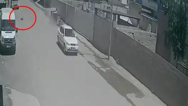 Çocuklara Çarpan Otomobil Kaçtı: Aile ve Vatandaşlar Tepkili