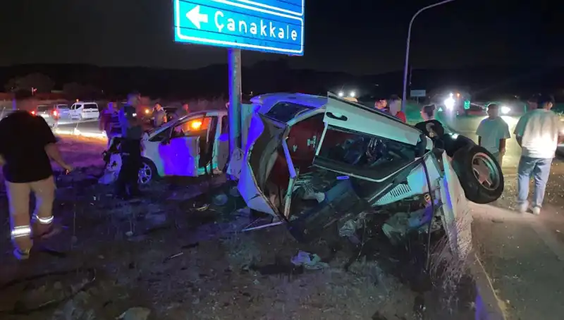 Çanakkale'de Otomobil Kazası: İki Araç Çarpıştı, Yaralılar Hastaneye Sevk Edildi