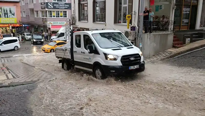10 Dakika Süren Sağanak Yağışlar Şehri Alev Alev Sardı: Su Baskınları Felç Etti