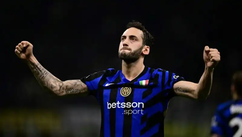 Hakan Çalhanoğlu'nun Tatili: Inter Dönüşü İçin Menajeriyle İstanbul'da Kritik Toplantı