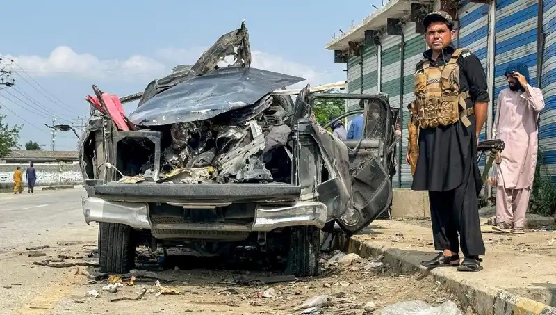 Pakistan'daŞiddet Dolu Patlama: Dört İki Yetkili ve Bir Polis Hayatını Kaybetti