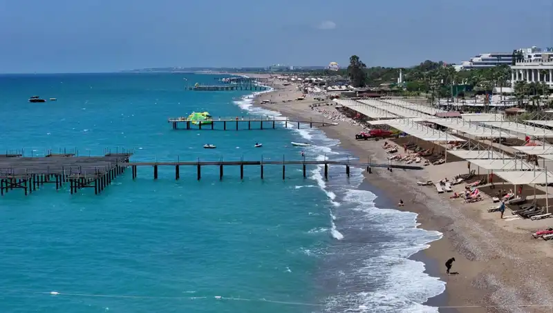 Antalya Sahillerinde Güneşli Hava, Tatilcilere Şenlik Dolu Günler Sunuyor