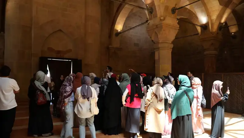 Dili Çürütmeye Çağrı: Kırık Kalemler ve Kısır Dillerin Hikayesi