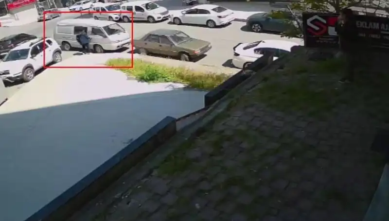 Aracını Çalmak İsteyen Hırsızı Suçüstü Yakalayan Cesur Sahip