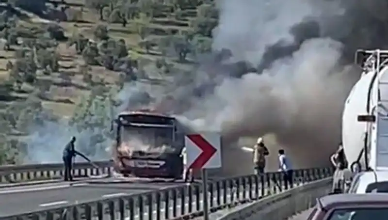 İzmir'de Korkutan Anlar: Belediye Otobüsü Alev Alev Yandı!