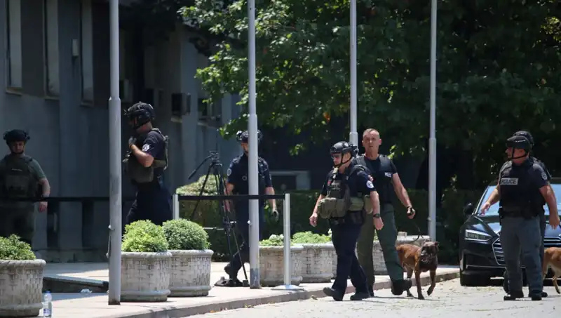 Kosova Meclisi'nde Şok: Bomba İhbarı Alındı!