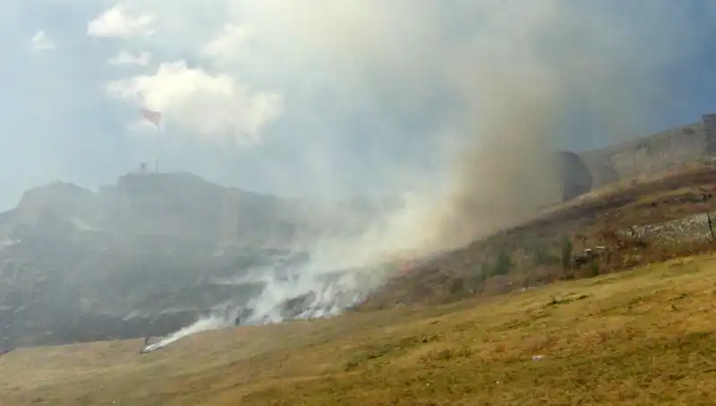 Kars Kalesi Etrafında Korkutan Anız Yangını: Doğa ve Tarih Tehlikede