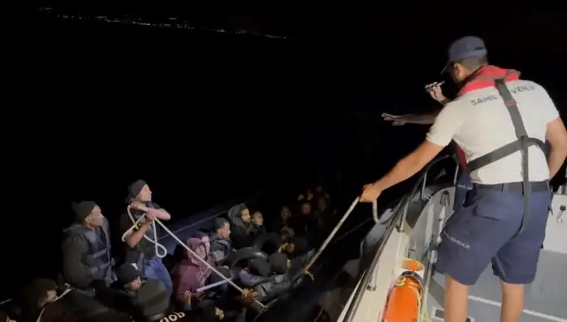Çeşme'de Denizde Sürüklenen 42 Kaçak Göçmen Kurtarıldı: Neler Yaşandı?
