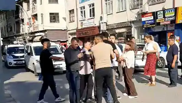 Trafikte Gazinin Darp Edildiği Anlar Güvenlik Kamerasında Kaydedildi