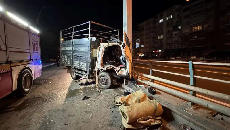 Kamyonetin Yön Tabelasına Çarpması: Yaralı Sürücü ve Olayın Ayrıntıları