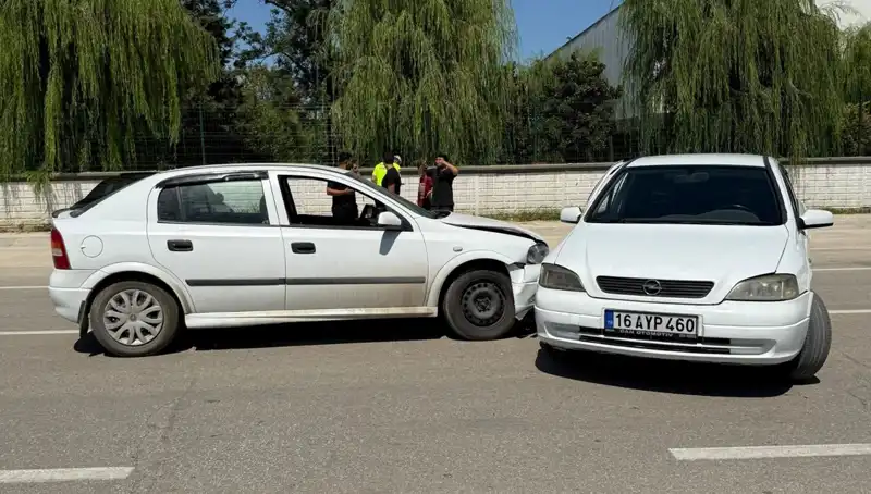 İki Otomobil Çarpıştı, Kazada İki Kişi Yaralandı
