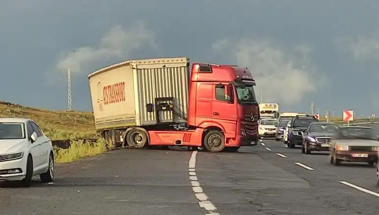 TIR Kaydı Sorunu Yol Kapattı: Uzun Araç Kuyrukları Çileye Döndü