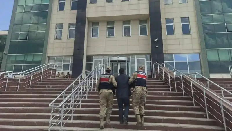 Hapis Cezasıyla Aranan Şahıs, Saklandığı Yerde Polis Tarafından Ele Geçirildi