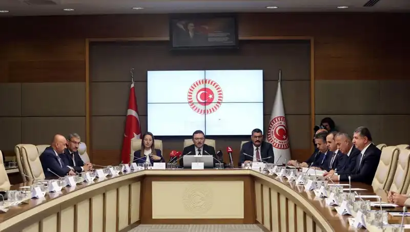 Meclis Yangın Faciasının Ardındaki Gerçekleri Araştırıyor: Vali'nin Duygusal Yanıtı