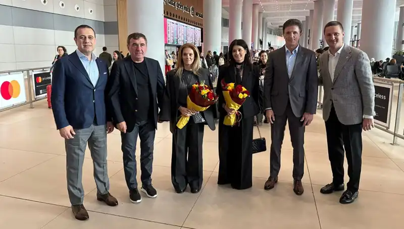 Hagi ve Popescu, İstanbul'da Futbol Severlere Unutulmaz Bir Anı Yaşattı