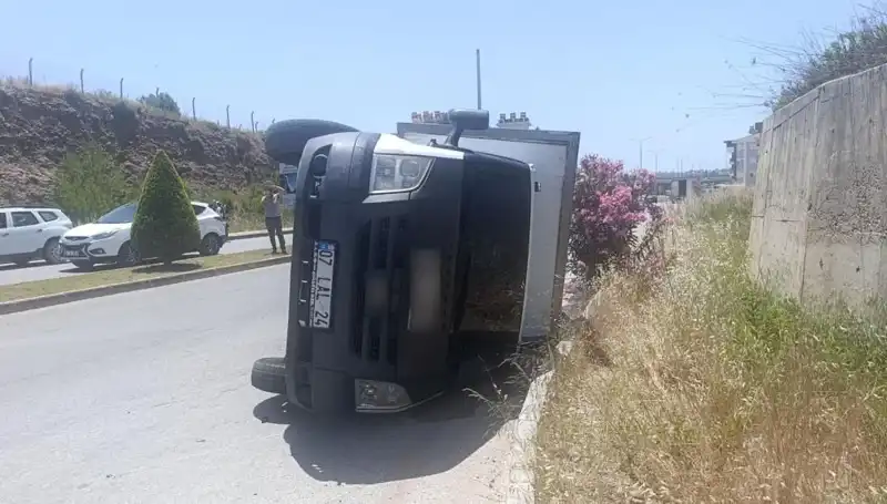 Hafif Ticari Araç Kamyoneti Devirirken Hayat Kurtaran Kahramanlar Ortaya Çıktı!
